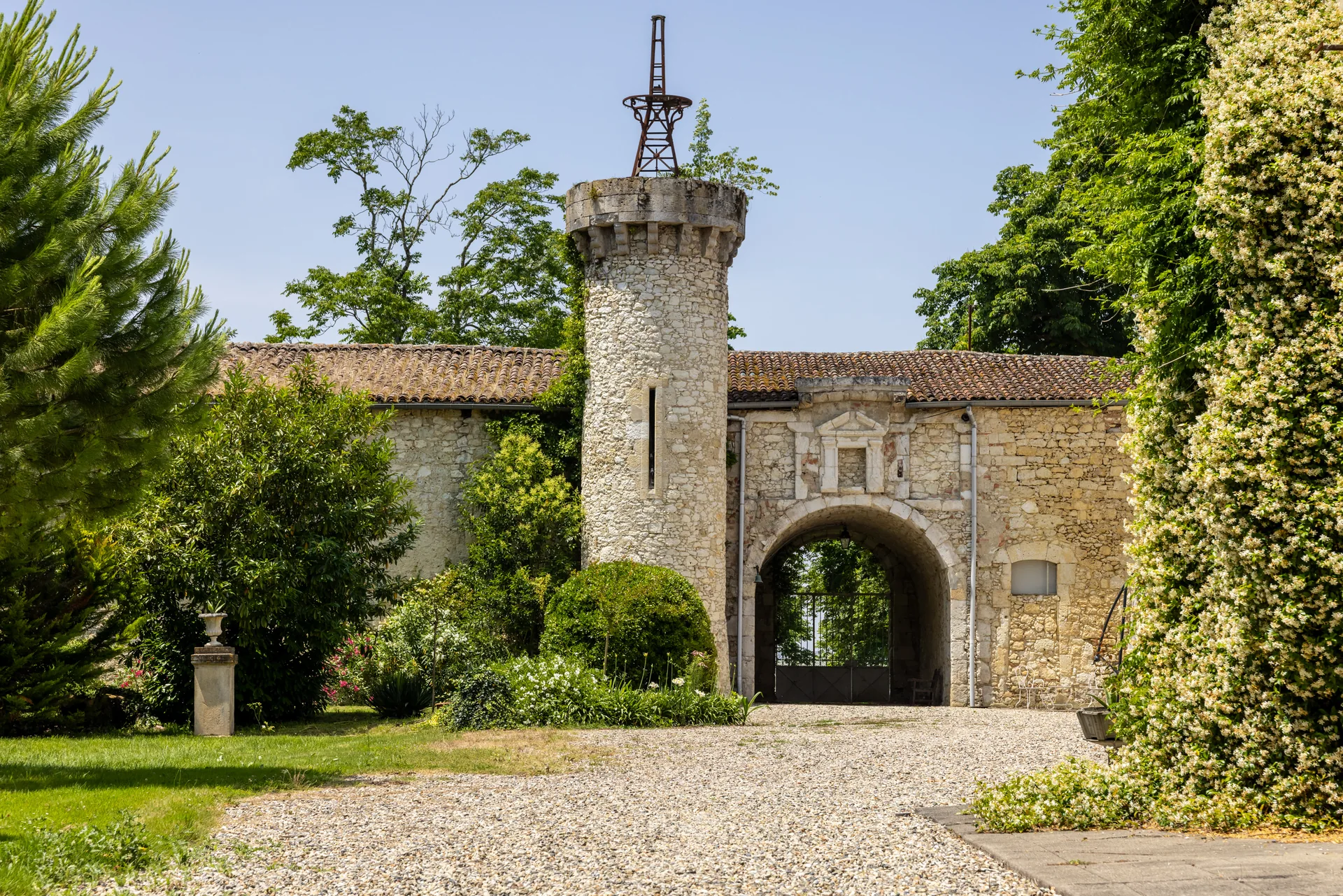 Le porche en pierre du château
