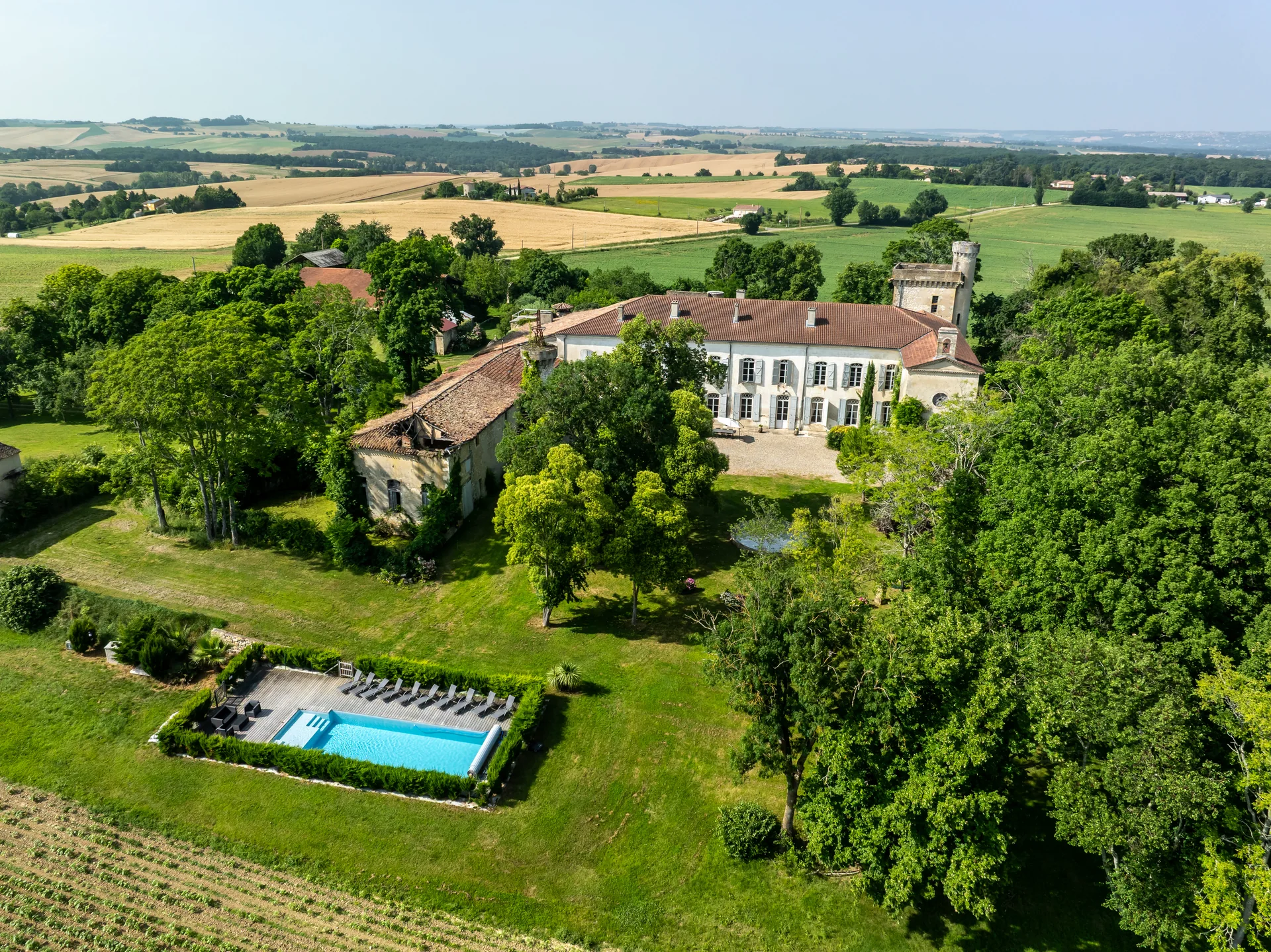 Le Château de Goas, son parc et sa piscine vus du ciel